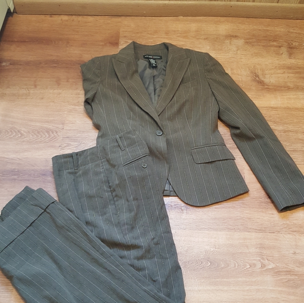 New York & Company 2 pcs Brown and Gold Striped